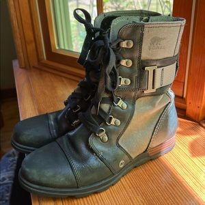 Sorel Women’s Major Carly Combat boots size 8